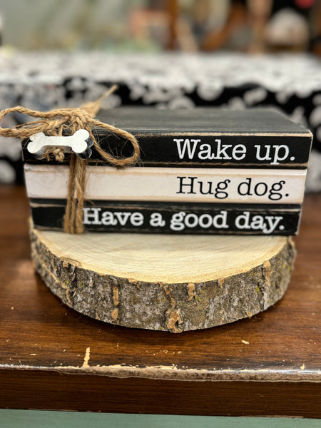 Pila de libros de madera