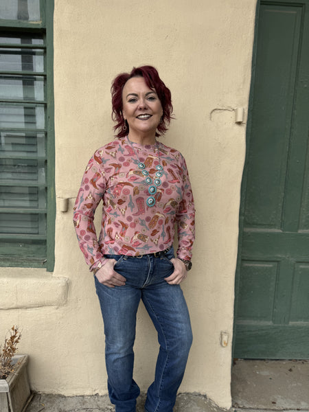 Top de malla con estampado de botas vaqueras rosas Dylynn