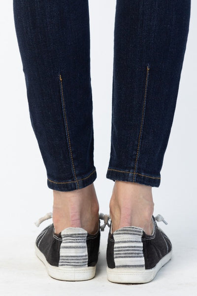 82409 Vaqueros Judy azules oscuros, ajustados, de talle alto y sin desgastar, color miel