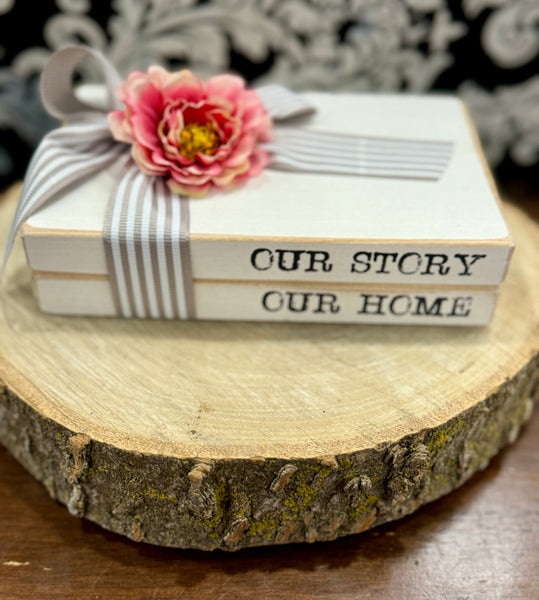 Pila de libros cortos de madera con resorte