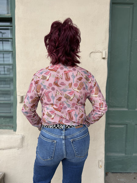 Top de malla con estampado de botas vaqueras rosas Dylynn