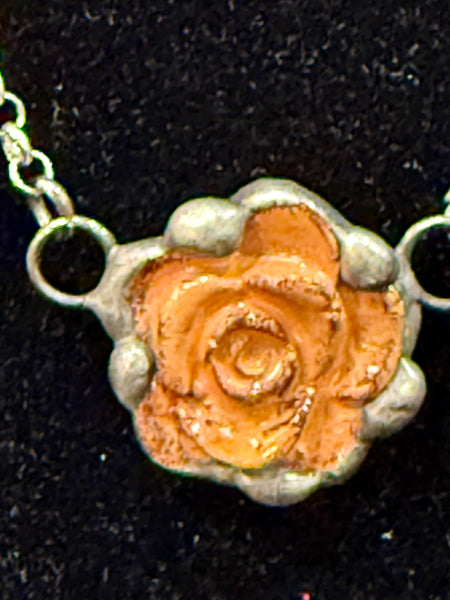 Collar de rosas delicadas de Art by Amy