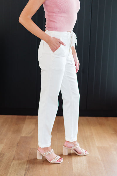 Jogger Charlene de tiro alto Judy Blue Jeans en color crudo - ¡EXCLUSIVO ONLINE!