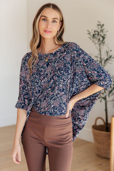 Blusa esencial en estampado paisley azul marino