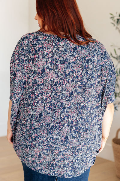 Blusa esencial en estampado paisley azul marino