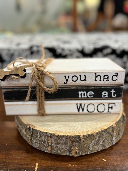 Pila de libros de madera