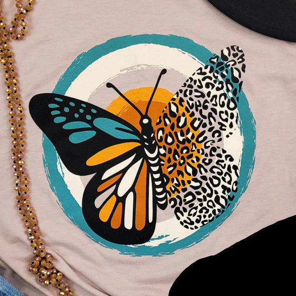 Camiseta gráfica de manga corta con estampado de mariposa y leopardo de otoño