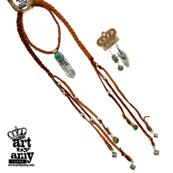 Pluma de Aiukli y hermoso collar de Art by Amy