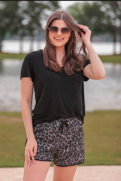 Jess Spot en pantalones cortos de leopardo