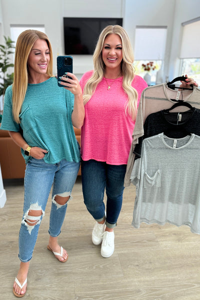 Camiseta con bolsillo de parche Close to Myself en color moca claro: ¡EXCLUSIVA ONLINE!