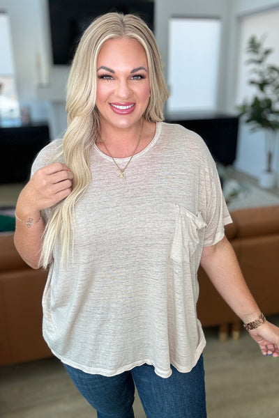 Camiseta con bolsillo de parche Close to Myself en color moca claro: ¡EXCLUSIVA ONLINE!