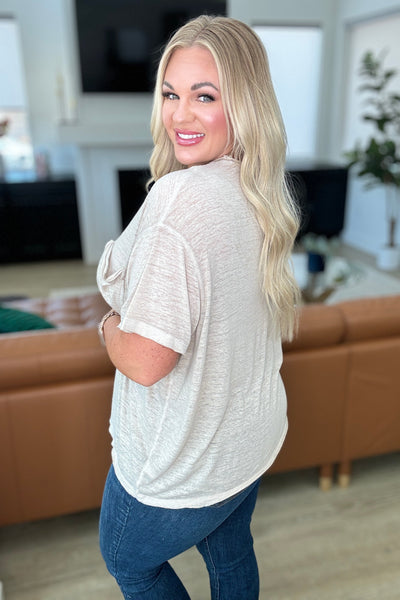 Camiseta con bolsillo de parche Close to Myself en color moca claro: ¡EXCLUSIVA ONLINE!