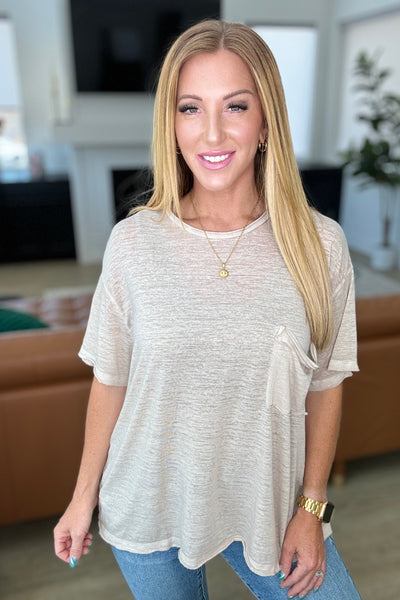 Camiseta con bolsillo de parche Close to Myself en color moca claro: ¡EXCLUSIVA ONLINE!