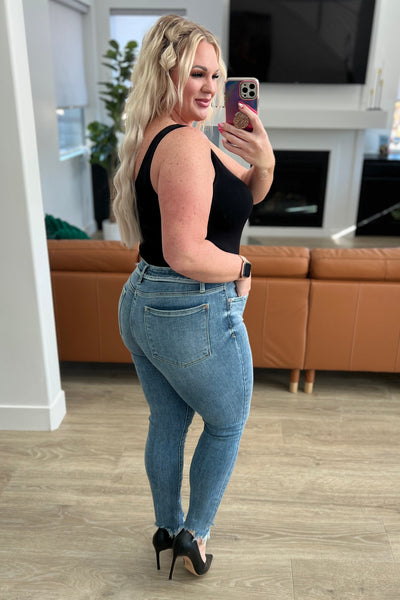 Jeans ajustados Judy Blue con detalle de cinturilla de liberación de tiro medio Sherry - - ¡EXCLUSIVO ONLINE!