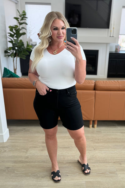 Shorts vaqueros azules Judy con puños y top control de tiro alto de Ava en negro - ¡EXCLUSIVO ONLINE!