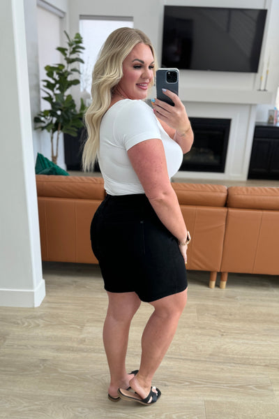 Shorts vaqueros azules Judy con puños y top control de tiro alto de Ava en negro - ¡EXCLUSIVO ONLINE!