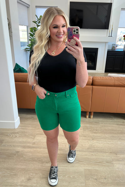 Top de control de tiro alto Jenna con puños y pantalones cortos azules Judy en verde - ¡EXCLUSIVO EN LÍNEA!