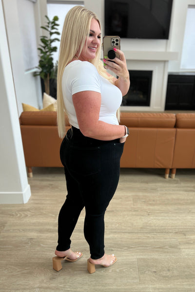 Top control de tiro alto Audrey, jeans ajustados clásicos Judy Blue en negro: ¡EXCLUSIVO ONLINE!