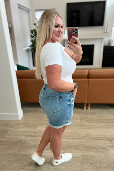 Pantalones cortos vaqueros azules Judy con tiro alto rígido y cierre con botones mágicos de Kara - ¡EXCLUSIVO EN LÍNEA!