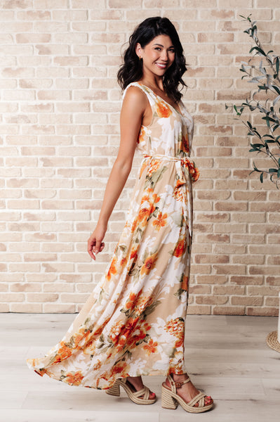 Vestido floral con escote en V It's All Sunshine en color naranja - ¡EXCLUSIVO ONLINE!