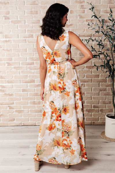 Vestido floral con escote en V It's All Sunshine en color naranja - ¡EXCLUSIVO ONLINE!