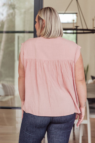 Blusa abotonada con detalle plisado en rosa