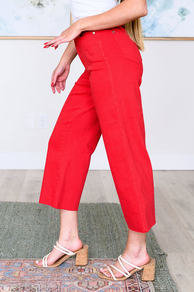 Top de control de tiro alto Lisa, pantalones vaqueros azules Judy de pierna ancha y corte alto en rojo - ¡EXCLUSIVO EN LÍNEA!
