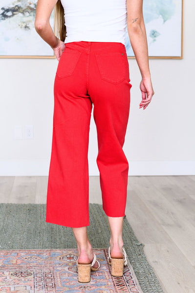 Top de control de tiro alto Lisa, pantalones vaqueros azules Judy de pierna ancha y corte alto en rojo - ¡EXCLUSIVO EN LÍNEA!