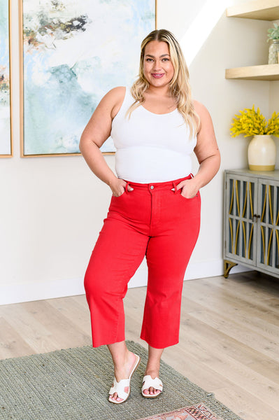 Top de control de tiro alto Lisa, pantalones vaqueros azules Judy de pierna ancha y corte alto en rojo - ¡EXCLUSIVO EN LÍNEA!