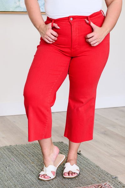 Top de control de tiro alto Lisa, pantalones vaqueros azules Judy de pierna ancha y corte alto en rojo - ¡EXCLUSIVO EN LÍNEA!