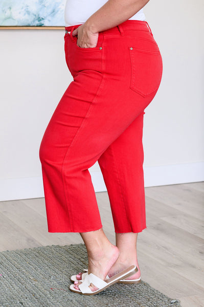 Top de control de tiro alto Lisa, pantalones vaqueros azules Judy de pierna ancha y corte alto en rojo - ¡EXCLUSIVO EN LÍNEA!