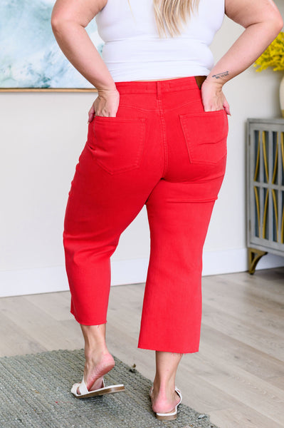 Top de control de tiro alto Lisa, pantalones vaqueros azules Judy de pierna ancha y corte alto en rojo - ¡EXCLUSIVO EN LÍNEA!