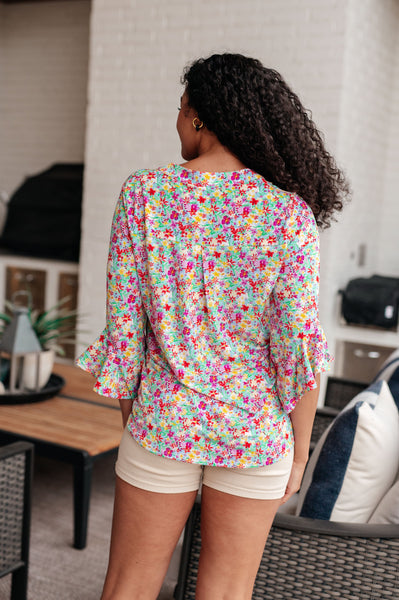 Blusa Lizzy con mangas acampanadas en lavanda con múltiples flores