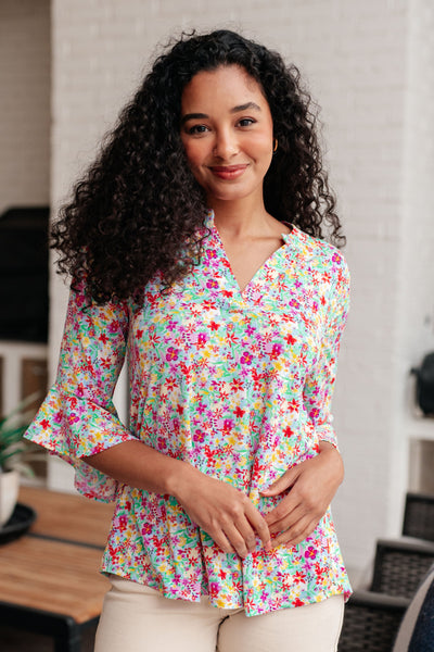 Blusa Lizzy con mangas acampanadas en lavanda con múltiples flores