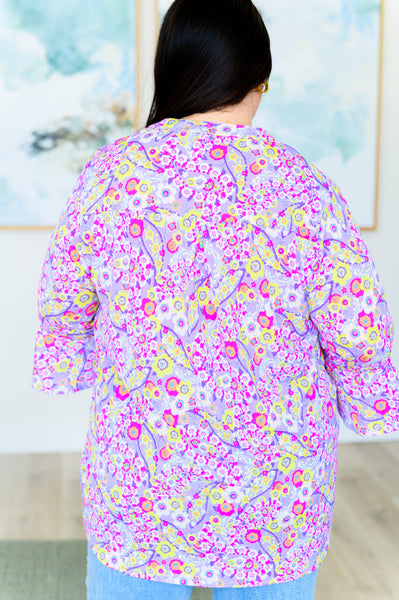 Blusa Lizzy con mangas acampanadas en estampado floral retro lavanda