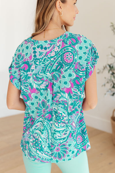 Blusa de manga corta Lizzy en estampado paisley magenta y verde azulado