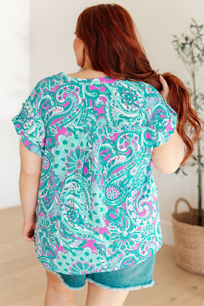 Blusa de manga corta Lizzy en estampado paisley magenta y verde azulado