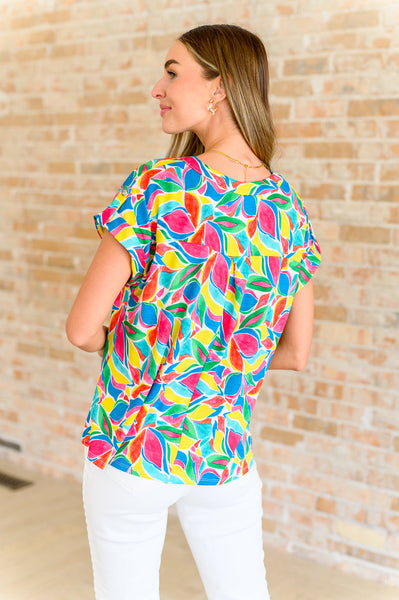 Blusa de manga corta Lizzy con estampado floral moderno en tonos esmeralda y verde azulado