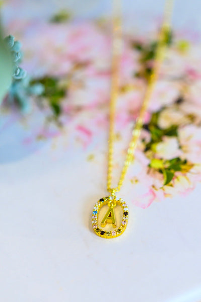 Collar con inicial bañada en oro Mi Amor - ¡EXCLUSIVO EN LÍNEA!