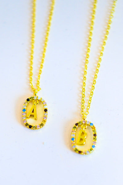 Collar con inicial bañada en oro Mi Amor - ¡EXCLUSIVO EN LÍNEA!