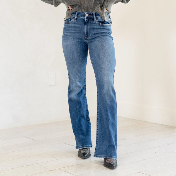 82621 Vaqueros azules Judy de tiro medio con corte acampanado térmico Allegra