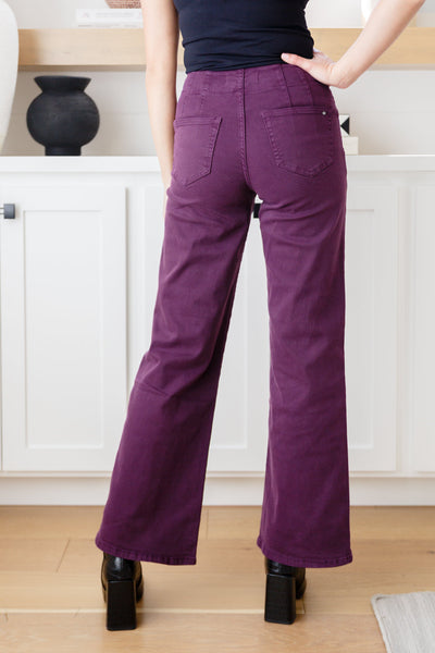 Jeans Petunia de tiro alto y pierna ancha Judy Blue en color ciruela - ¡EXCLUSIVO ONLINE!