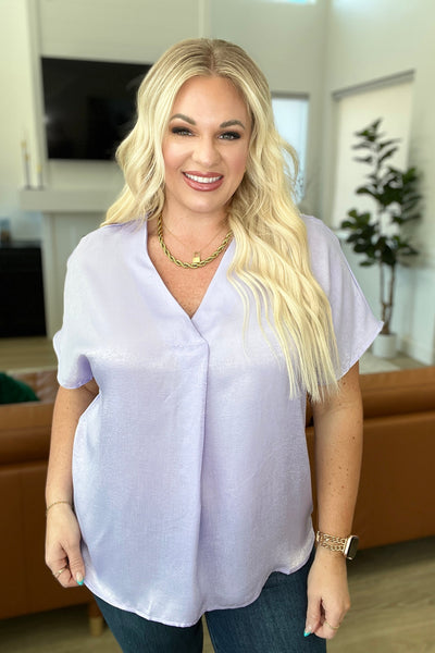 Top con escote en V y pliegues delanteros en color lavanda