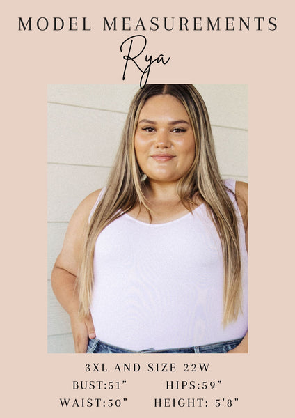 Pantalones vaqueros azules Judy de cuero sintético con tiro alto y diseño de barriga de Tanya en rosa intenso - ¡EXCLUSIVO EN LÍNEA!