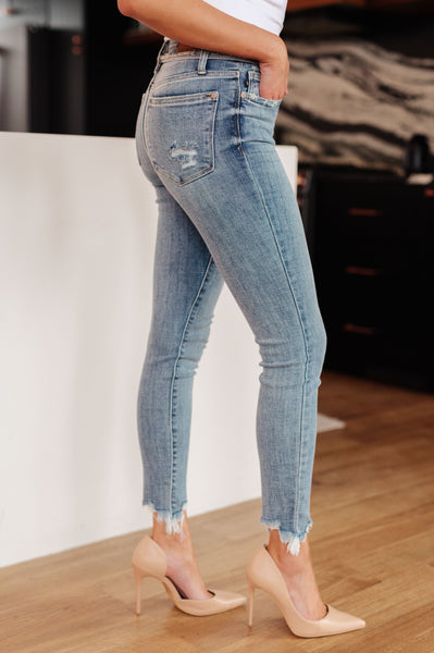 Jeans ajustados Judy Blue con detalle de cinturilla de liberación de tiro medio Sherry - - ¡EXCLUSIVO ONLINE!