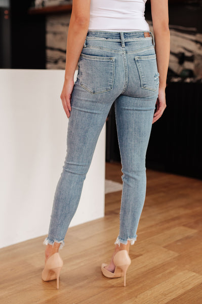 Jeans ajustados Judy Blue con detalle de cinturilla de liberación de tiro medio Sherry - - ¡EXCLUSIVO ONLINE!