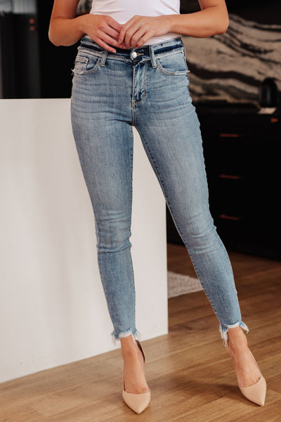 Jeans ajustados Judy Blue con detalle de cinturilla de liberación de tiro medio Sherry - - ¡EXCLUSIVO ONLINE!