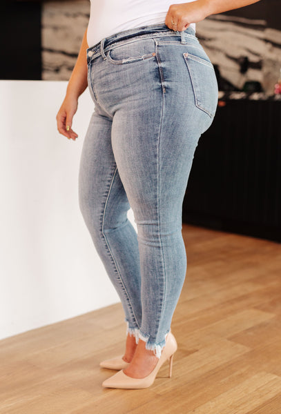 Jeans ajustados Judy Blue con detalle de cinturilla de liberación de tiro medio Sherry - - ¡EXCLUSIVO ONLINE!