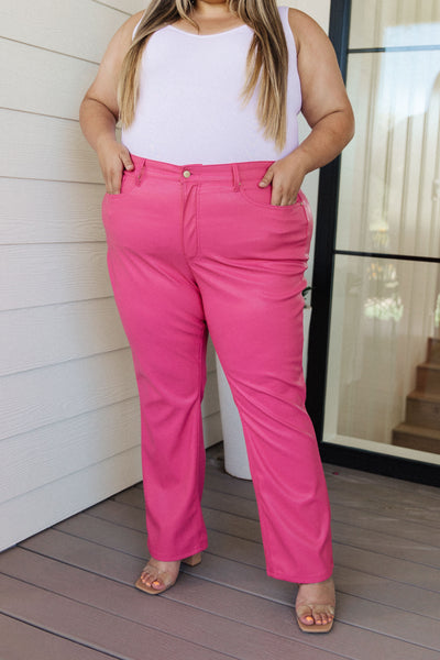 Pantalones vaqueros azules Judy de cuero sintético con tiro alto y diseño de barriga de Tanya en rosa intenso - ¡EXCLUSIVO EN LÍNEA!