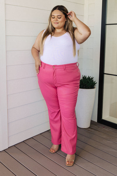 Pantalones vaqueros azules Judy de cuero sintético con tiro alto y diseño de barriga de Tanya en rosa intenso - ¡EXCLUSIVO EN LÍNEA!